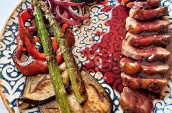 Magret de pato con salsa de frutos rojos en Restaurante La Romana